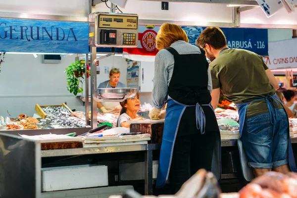 Mercado de Lleo en el centro de Girona es un popular mercado cubierto que ofrece pescado fresco y otros bienes —  Fotos de Stock