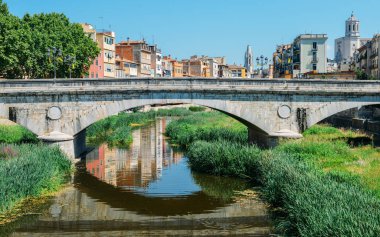 Girona - catalonia, İspanya kasabada. onyar Nehri Köprüsü ve güzel, renkli Akdeniz mimarisi. ünlü Katedrali.