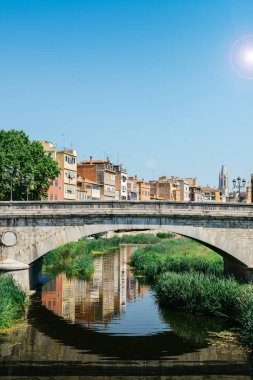 Girona - catalonia, İspanya kasabada. onyar Nehri Köprüsü ve güzel, renkli Akdeniz mimarisi. ünlü Katedrali.