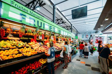 Taze balık, tedavi yerel et ve diğer taze ürünler sunan popüler bir kapalı pazar Lleo Pazar Girona'nın merkezinde olduğunu