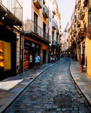 Dar Arnavut kaldırımlı Girona tarihi merkezinde sokak görünümünü geniş açı