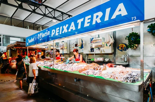 Рынок Lleo в центре Жироны - популярный крытый рынок, предлагающий свежую рыбу, вяленое местное мясо и другие свежие товары — стоковое фото