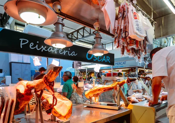 Lleo rynku w centrum miasta Girona jest popularne zadaszony rynek oferuje świeże ryby, lokalne wędliny i innych świeżych towarów — Zdjęcie stockowe