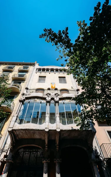 Gaudi stylu katalońskiego modernizmu w zabytkowym centrum miasta Girona — Zdjęcie stockowe
