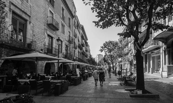 Libertal де Ла Рамбла є Головна вулиця, яка проходить через Жирони в Каталонії. Вулиці вирівнявся з кафе і ресторанами і головною туристичною визначною пам'яткою — стокове фото
