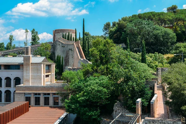 La muralla fortaleza del barrio medieval en la ciudad de Girona, Cataluña, España — Foto de Stock