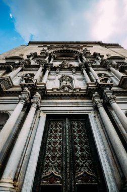 Ultra geniş açı görünümü ana giriş ahşap kapının katedral Girona, İspanya