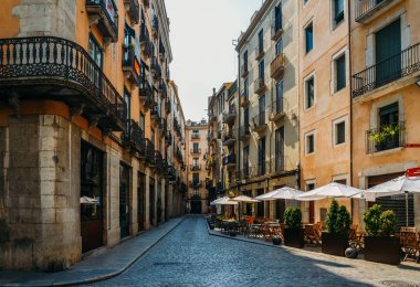 Girona tarihi merkezinde boş Caddesi'nin geniş açılı görünüş