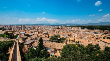 Girona şehir cityscape Passeig de la tygrstyle, eski şehir Duvar sur, Catalonia, İspanya ile