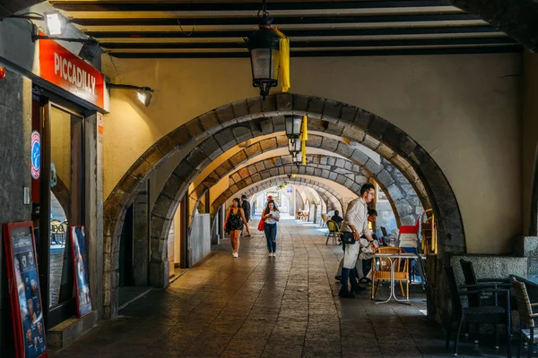 Chodba ve staré město Girona, Katalánsko, severovýchodní Španělsko. — Stock fotografie