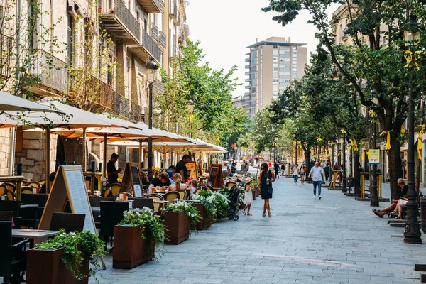 Libertal де Ла Рамбла є Головна вулиця, яка проходить через Жирони в Каталонії. Вулиці вирівнявся з кафе і ресторанами і головною туристичною визначною пам'яткою — стокове фото