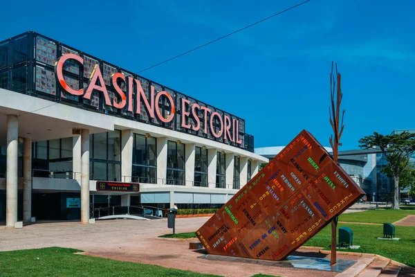 Fachada do Casino Estoril na cidade do Estoril, nos arredores de Lisboa. Um dos maiores casinos da Europa e inspiração para Ian Flemings Casino Royale — Fotografia de Stock