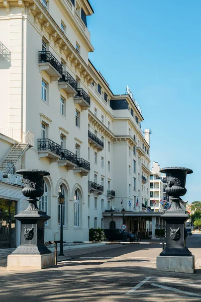 Fachada frontal del famoso Hotel Palacio que fue frecuentado por espías alemanes y aliados durante la Segunda Guerra Mundial, así como Ian Fleming, cerator de James Bond — Foto de Stock