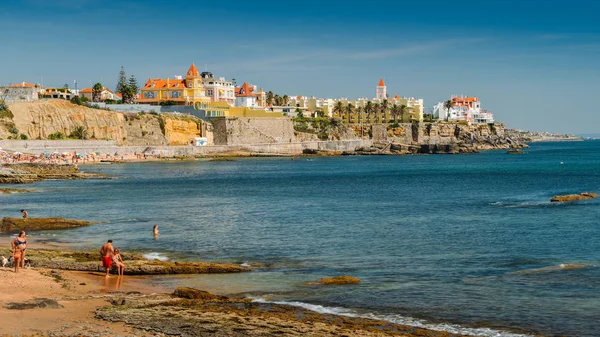 Aileler sahilde ter Beach deki Sao Joao Estoril, 25 km batısında Lizbon yapmak. — Stok fotoğraf