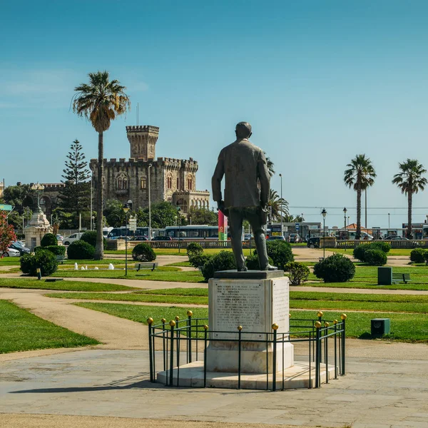 Estatua de Fausto Cardoso y Castillo Baronial Estoril en el fondo con vistas al océano — Foto de Stock