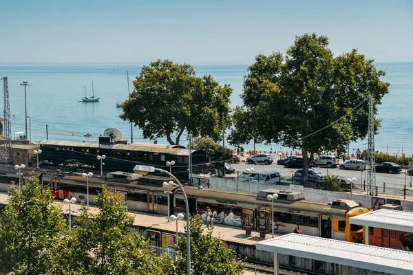 Високої точки зору подання пасажири Cascais залізничному вокзалі, 30 км на захід від Лісабона, Португалія — стокове фото