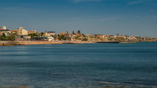Vista panorámica de la playa de Estorils Praia do Tamariz, un popular destino turístico con excelente infraestructura — Foto de Stock