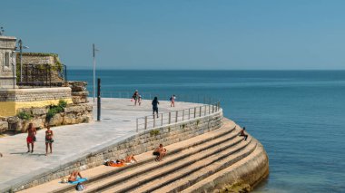 Cascais, Portekiz Duquesa plaj boyunca tahta bir güneşli yaz gün boyunca