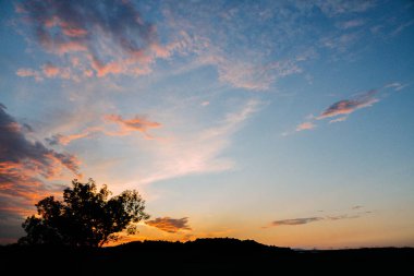 güzel bulutlu gökyüzü güneş ışınları ile. Bulutlu arka plan. günbatımı ışığı.