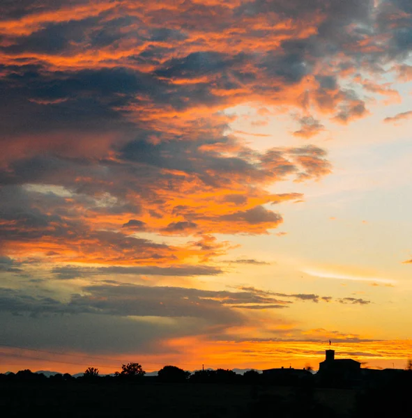 Bel cielo nuvoloso con i raggi del sole. Sfondo astratto nuvoloso. Luce del tramonto . — Foto Stock