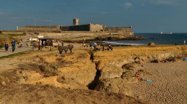 Lizbon, Portekiz dalgalar çökmesini 16. yüzyıl Saint Julian kale Carcavelos Beach yakınındaki oteller