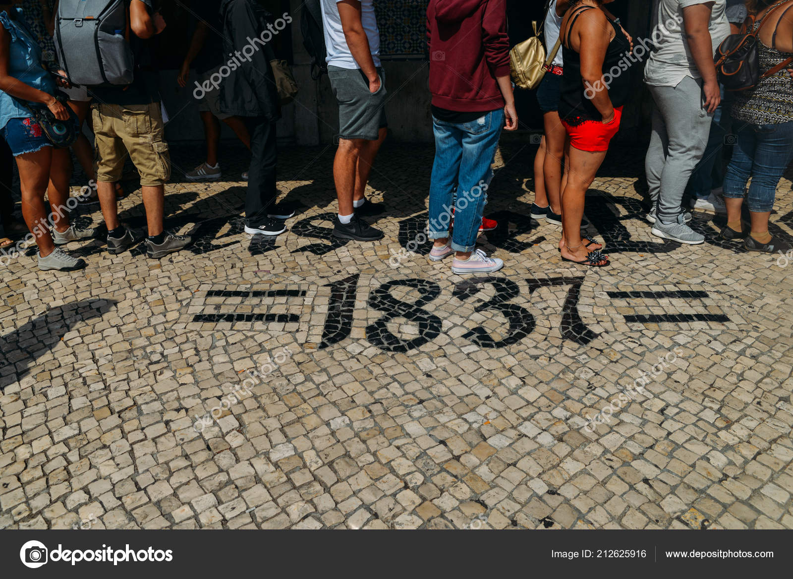 File d\u0027attente de personnes en face de la boulangerie Pasteis de Belém à Lisbonne, Portugal, qui est le berceau de 1837 de ce dessert pâtisserie portugaise