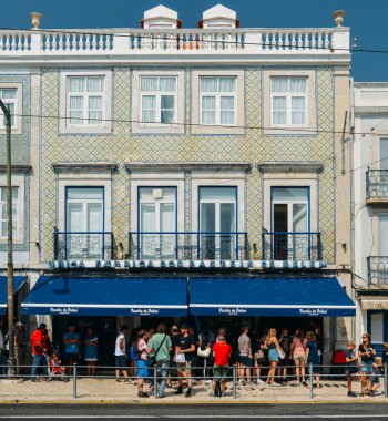 İnsanlar sırası Pasteis de Belem ekmek bu ünlü Portekizli pasta tatlı yeridir Lizbon, Portekiz önünde Pasteis de Nata olarak