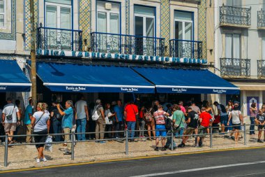 İnsanlar sırası Pasteis de Belem ekmek bu ünlü Portekizli pasta tatlı yeridir Lizbon, Portekiz önünde Pasteis de Nata olarak