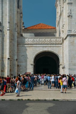 Hieronymites manastır veya Mosteiro dos Jeronimos girişinde insan kalabalığı. Manastır kentin ana konumlar - UNESCO Dünya Miras Listesi biridir