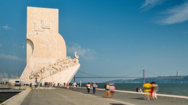 Lisbon, Portekiz - 7 Eylül 2018: Turist keşifler, Padrao dos Descobrimentos, Discovery Portekizce yaş 15 ve 16 yüzyıllarda kutluyor Anıtı