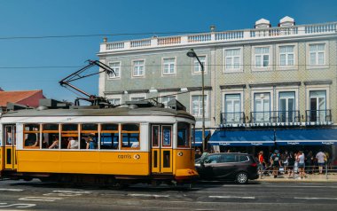 İnsanlar sırası Pasteis de Belem ekmek bu ünlü Portekizli pasta tatlı yeridir Lizbon, Portekiz önünde Pasteis de Nata olarak