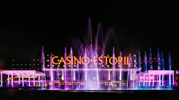 A homlokzat színes szökőkút a Casino Estoril megjelenítése éjjel. Casino Estoril egyike a legnagyobb kaszinók Európában és Ian Fleming Casino Royale inspiráció — Stock Fotó