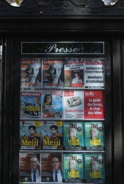 Place Monge Paris'te Fransızca yazılı basın medya ile Kiosk