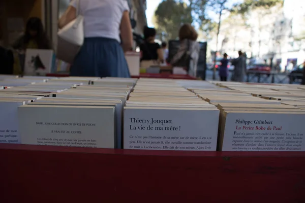 Sorok a használt francia nyelvű könyvek Saint Michel — Stock Fotó
