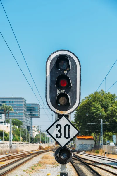 O semáforo mostra sinal verde na ferrovia — Fotografia de Stock