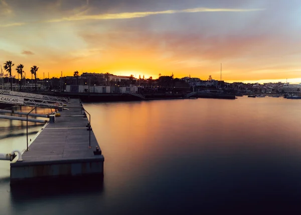 Puesta de sol idílica en el puerto deportivo de Cascais, Portugal — Foto de Stock
