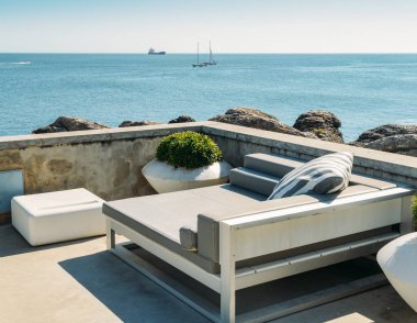 Açık cabana yataklar tropikal bir okyanus manzaralı bir çatı üzerinde