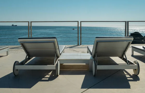 Buiten cabana bedden op een dakterras met uitzicht op een tropische oceaan — Stockfoto