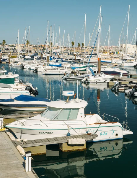 Iates, veleiros e lanchas na marina de Cascais, Portugal — Fotografia de Stock