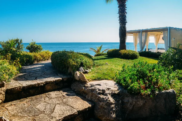 Vista al mar desde la cabaña de verano con vistas al océano —  Fotos de Stock