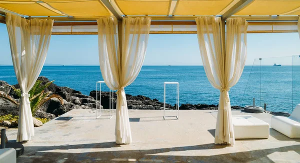 Vista al mar desde la cabaña de verano con vistas al océano —  Fotos de Stock