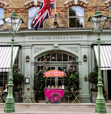 Merkez, Londra'da Charlotte Street Hotel'e Edwardian giriş