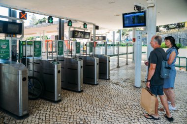 Tren kalkış Sintra, Portekiz istasyonunda bekleyen Lizbon doğru yürüyen yolcu bağlı