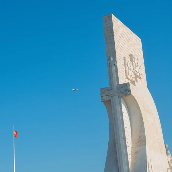 易捷低成本飞机通过以上的 Padrao dos Descobrimentos, 纪念碑的发现, 是一个纪念碑上的塔塔河在里斯本, 葡萄牙 — 图库照片