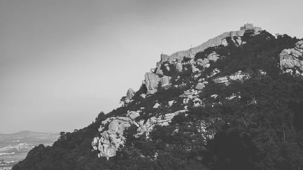 Το κάστρο των Μαυριτανών, μεσαιωνικό κάστρο στην κορυφή ενός λόφου που βρίσκεται στη Sintra. Διάσημο μνημείο, τουριστική ατραξιόν της Πορτογαλίας — Φωτογραφία Αρχείου