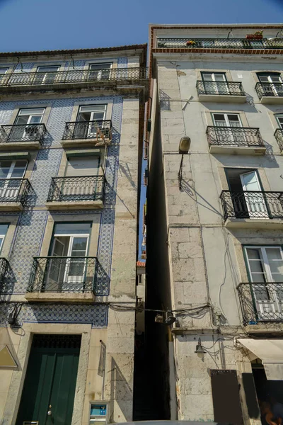 Úzké uličky Lisabon, Portugalsko s tradičními azulejo dlaždice na Fasáda domu — Stock fotografie