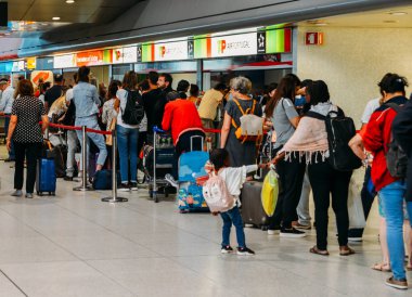 Bir musluk müşteri hizmet sayaç kalkış Lizbon Hall Uluslararası Havaalanı, ülkenin en büyük Passsengers bekle