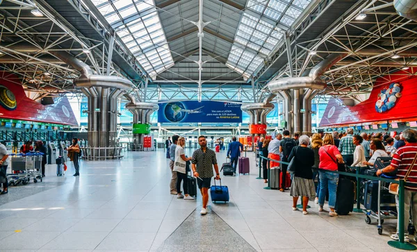 Lisbon, Portekiz - 26 Eylül 2018: Passsengers kalkış Lizbon Hall Uluslararası Havaalanı, ülkenin en büyük