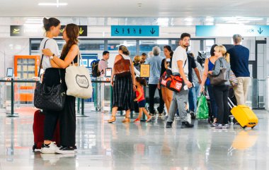 Sevgi dolu eşcinsel kadın çift güvenlik önce Lizbon Uluslararası Havaalanı'nda veda