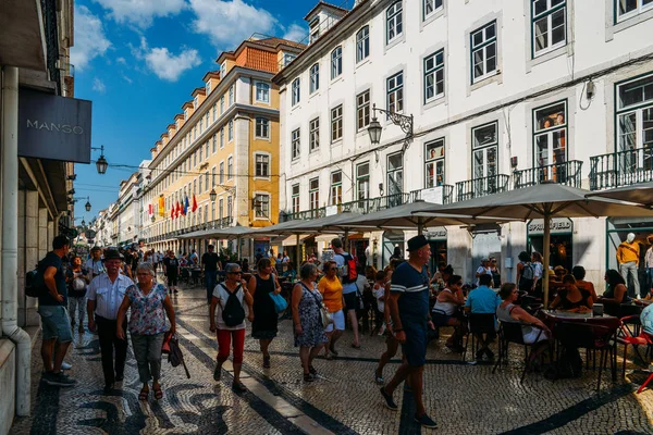 Touristes profitant des boutiques et restaurants situés dans la rue piétonne du centre de Lisbonne, Rua Augusta — Photo